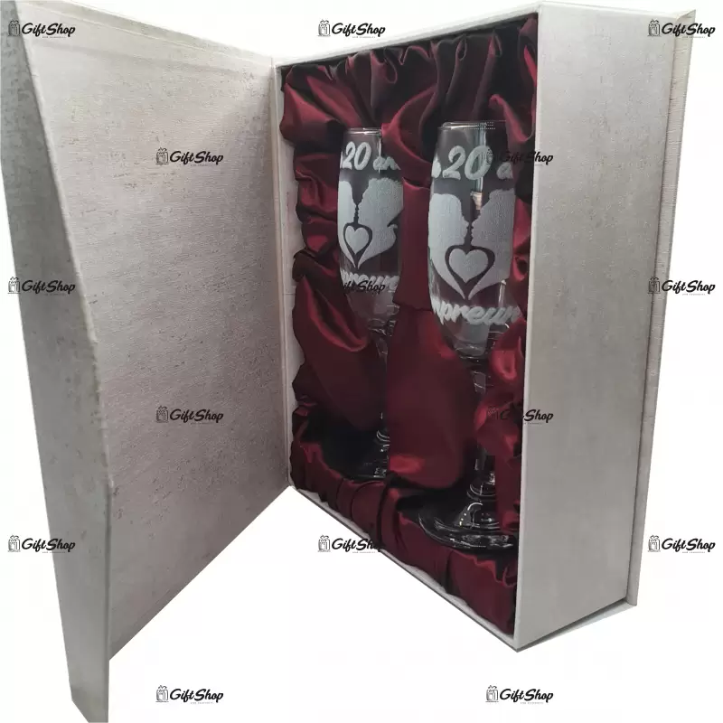 Aniversare 20 ani sarut, set 2 pahare cu mesaj in cutie, gravate